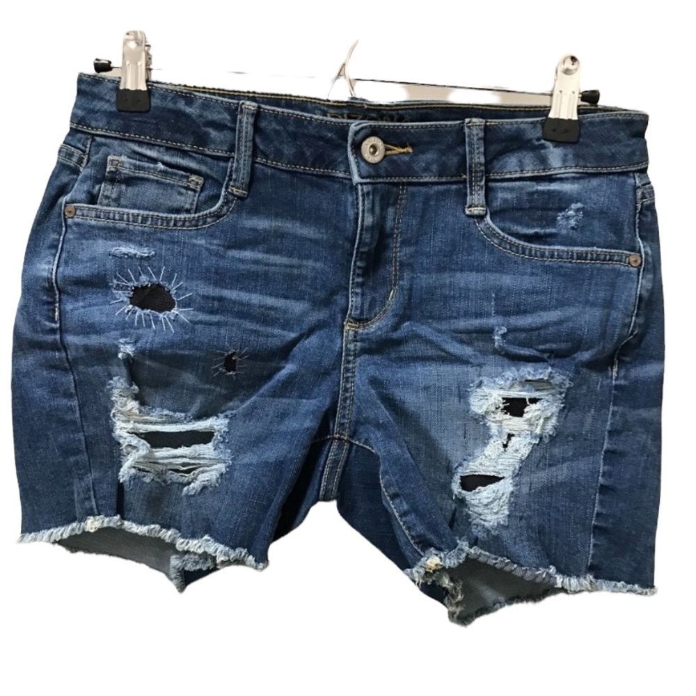 Arizona Jean co - Retro Boyfriend jean short patch details - Size 6